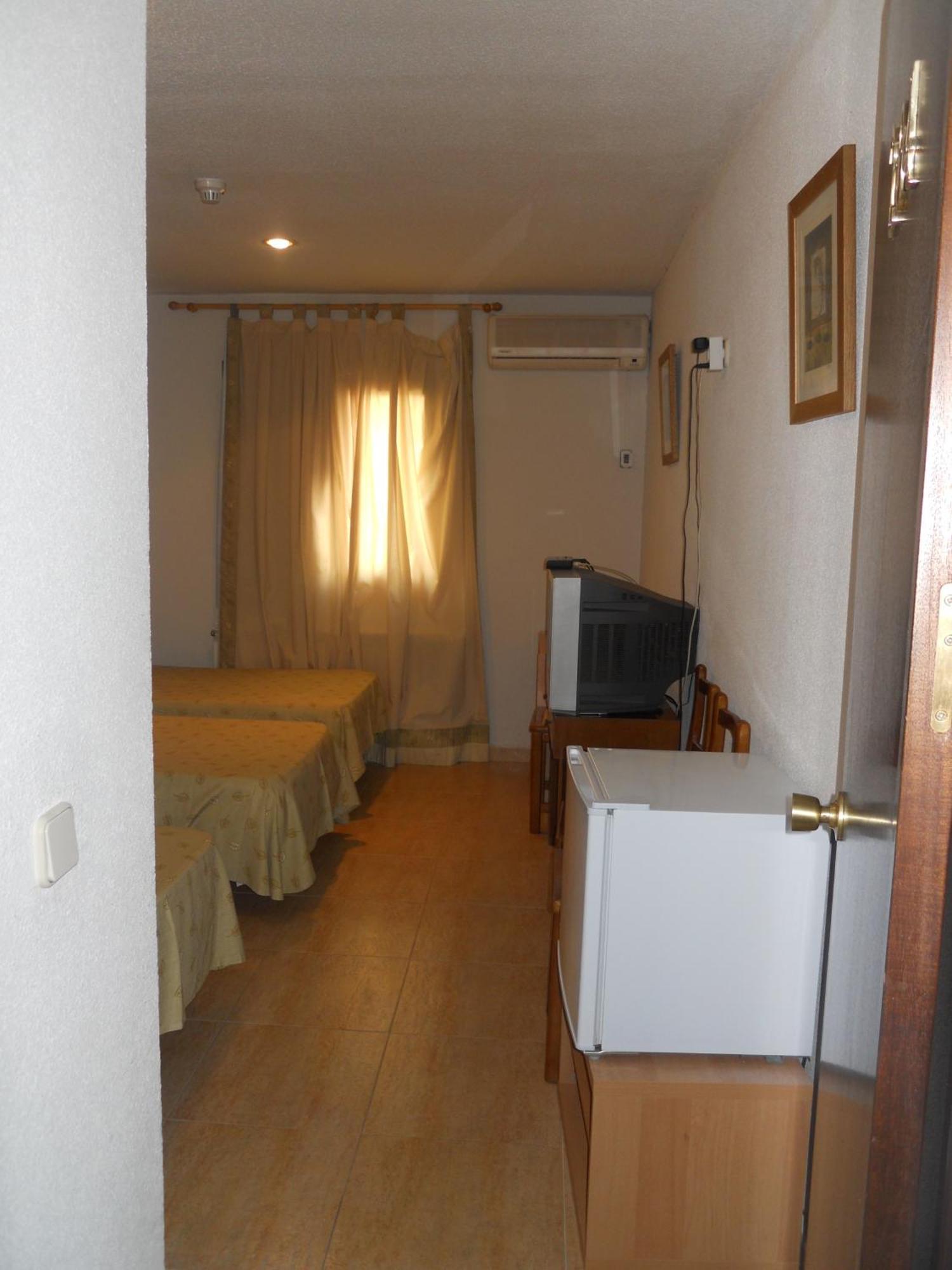 Hostal El Descanso Madrid Exterior foto